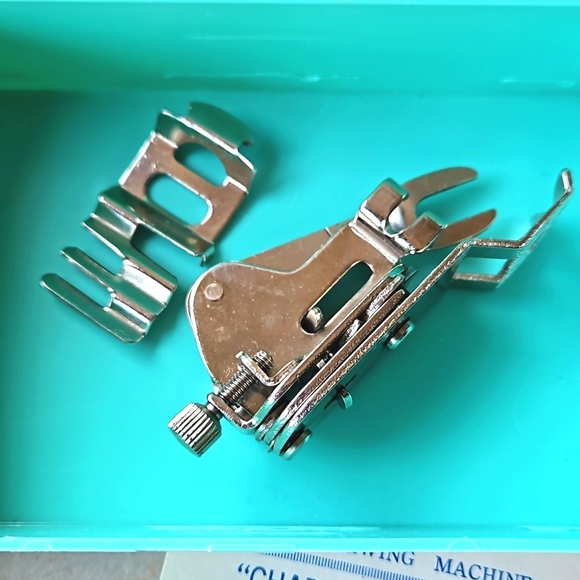 Vintage sewing machine lot zig zagger and feet w Avon box - Picture 2 of 6